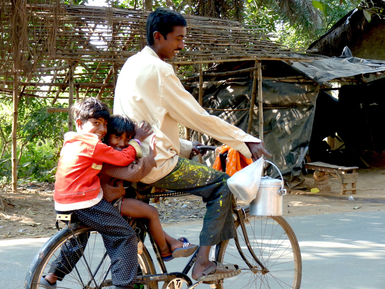 Photographie d'une scène quotidienne du marché de Shyambati, ou j'avais ma maison à Santinitetan: un père transporte ses enfants au retour du marché. Bengal Occidental, Inde, le 19 janvier 2011 © Samuel Socquet